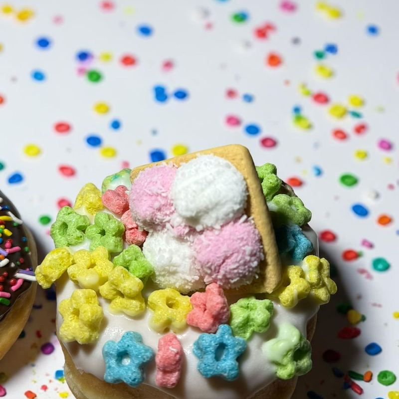 Dona decorada con cereal y malvaviscos, donas decoradas en Apodaca