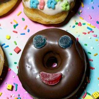 Dona de chocolate con carita feliz, donas decoradas en Escobedo