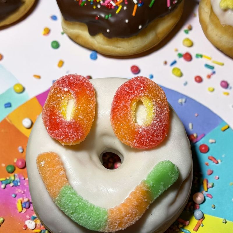 Dona decorada con carita de gomitas, donas decoradas en Escobedo