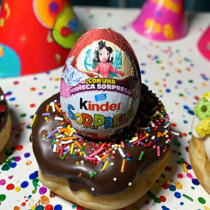 Dona decorada con huevo sorpresa para cumpleaños, donas decoradas en San Pedro Garza García