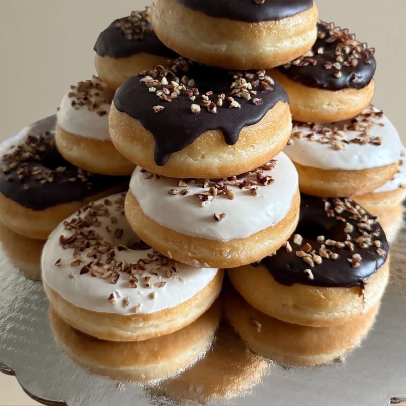 Pastel de donas decoradas, donas decoradas en Escobedo