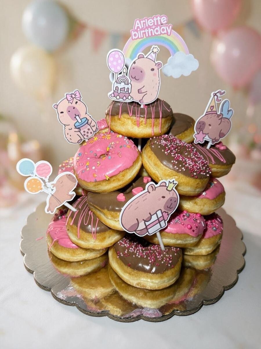 Torre de donas para cumpleaños con cake toppers de capibaras y arcoíris, en Monterrey