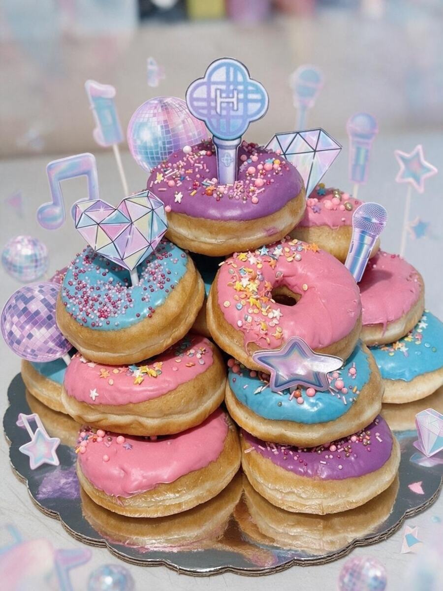 Pastel de donas con tema KPop Demon Hunters, cake toppers de micrófonos y esferas disco, en Monterrey